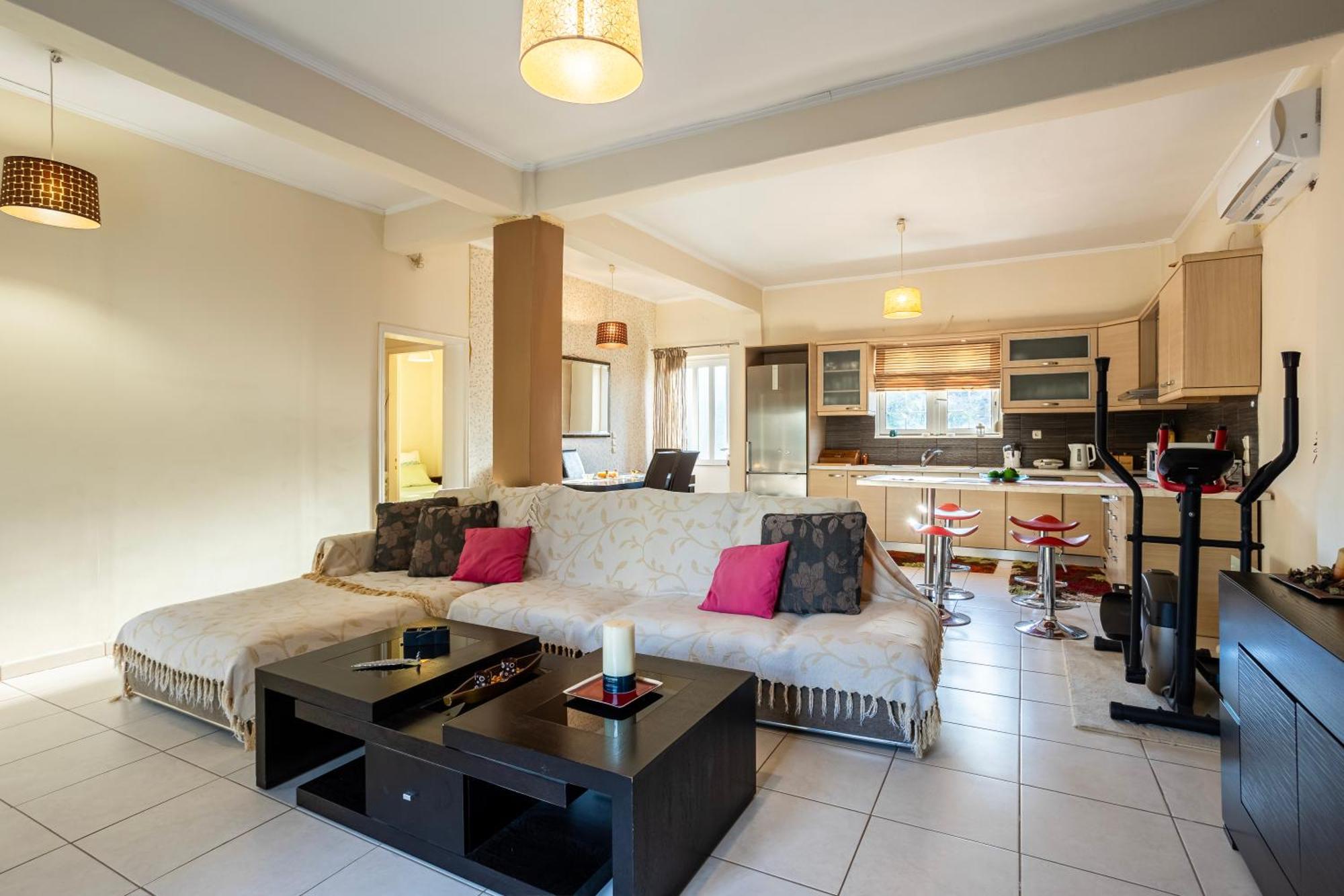 Kalamata'S Sunny Retreat Near The Historic Center Екстериор снимка