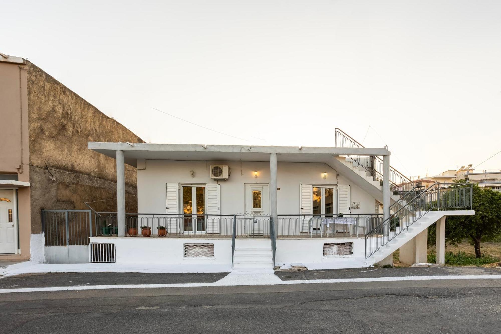 Kalamata'S Sunny Retreat Near The Historic Center Екстериор снимка